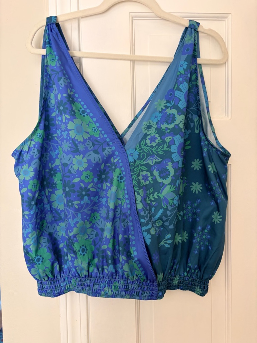 NATURAL LIFE Blue and Green V-Front/Back Floral Top